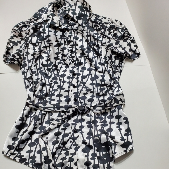 👸🧥 BCBGMAXAZRIA button down tie blouse - Picture 1 of 8